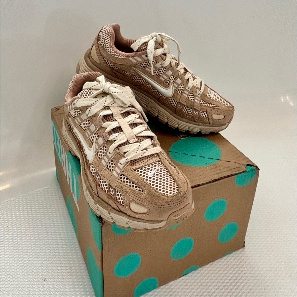 Nike women 8 Men 6.5 Tan and White Sneakers